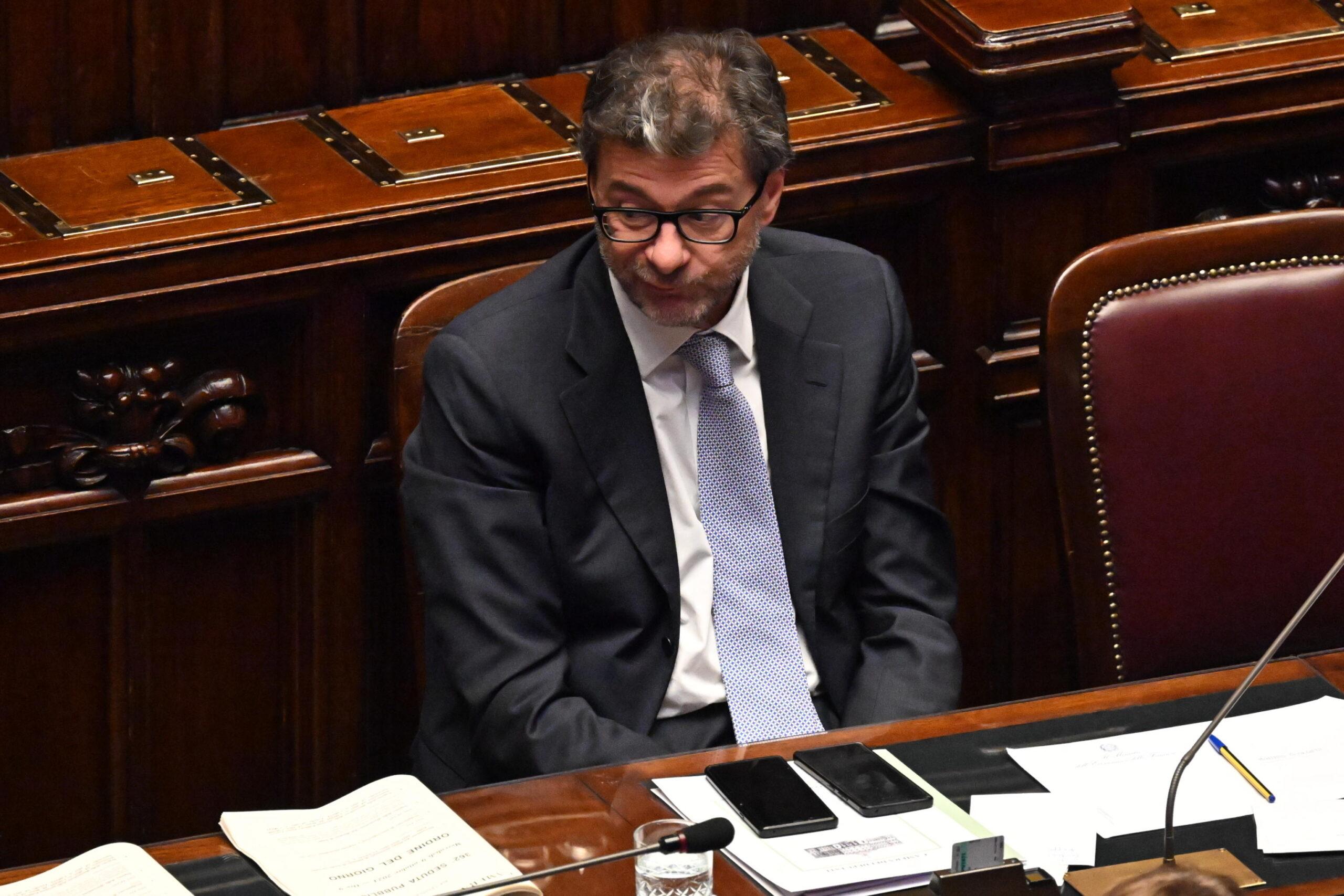 Chi è Giancarlo Giorgetti, il ministro che minaccia di fare il “cattivo” ma che si rivela sempre l’uomo del vorrei ma non posso