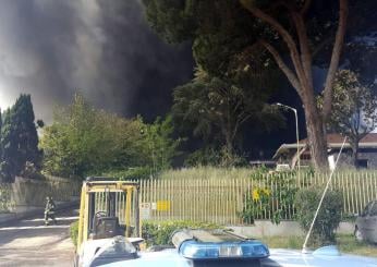 Ardea, incendio oggi in una discarica abusiva di pneumatici, nube nera avvolge i Castelli romani