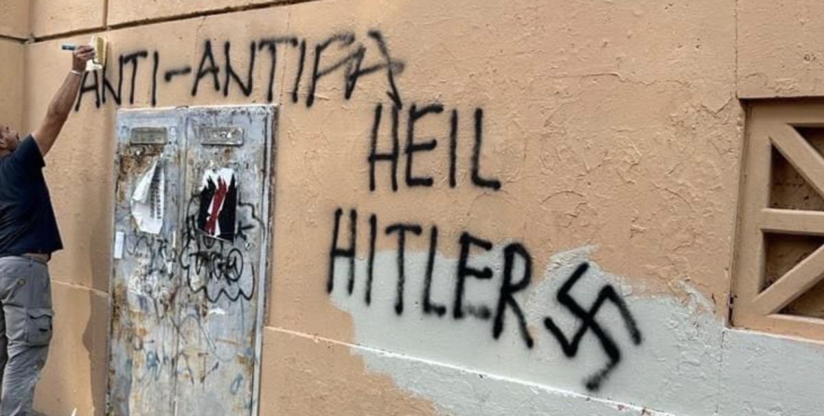 Roma, scritte fasciste e svastiche davanti un liceo della capitale:…