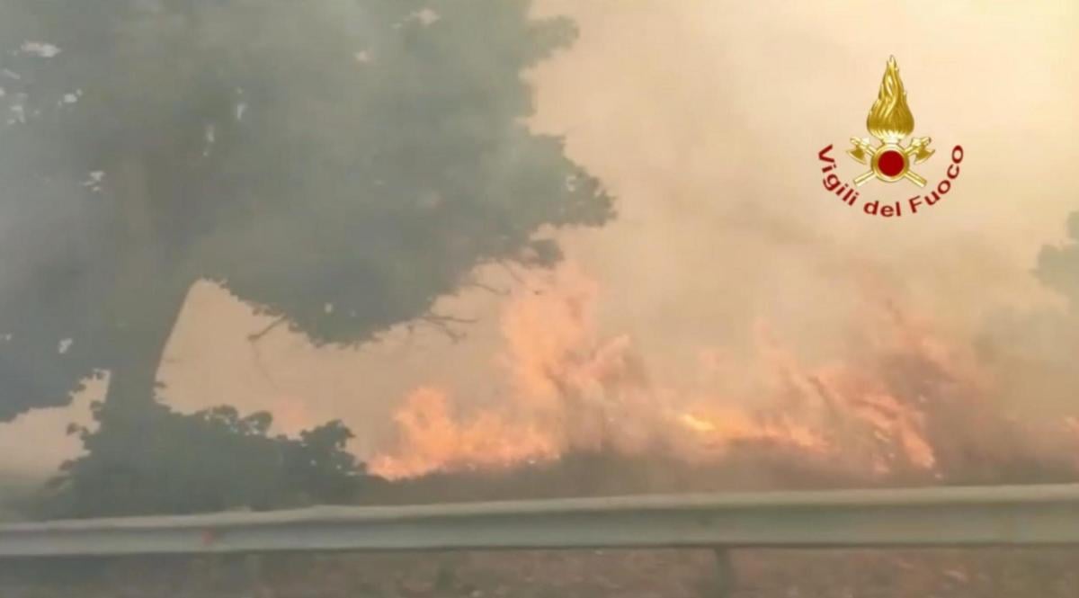 Reggio Calabria, incendio a Vito Inferiore: feriti tre vigili del f…