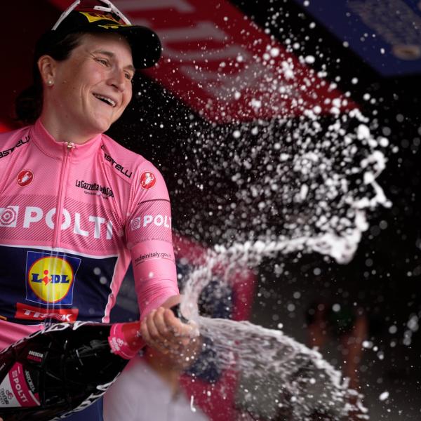 Giro d’Italia Women 2024, Longo Borghini è la prima maglia rosa