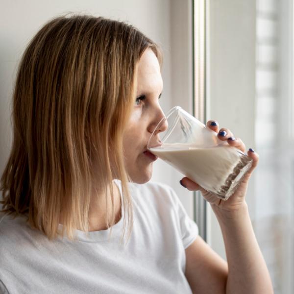 Quanto latte si può bere al giorno: cosa comporta superare le dosi consigliate