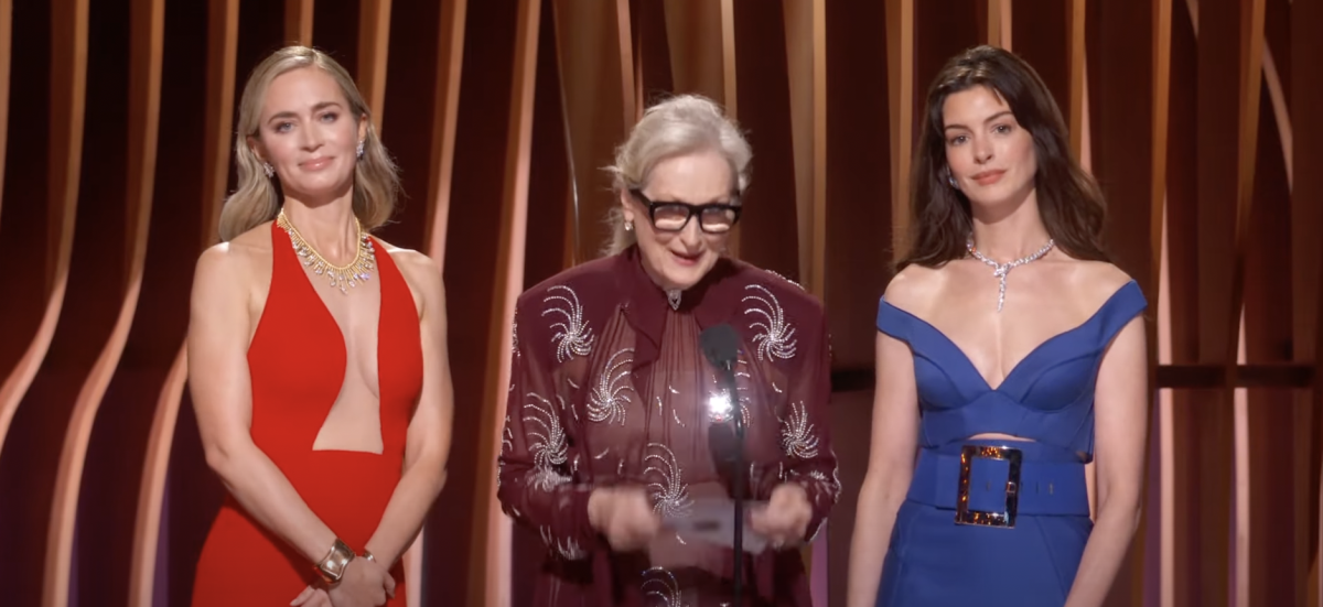 Sag Awards 2024, “Il diavolo veste Prada”: tutti pazzi per la reunion di Meryl Streep, Emily Blunt e Anne Hathaway | VIDEO