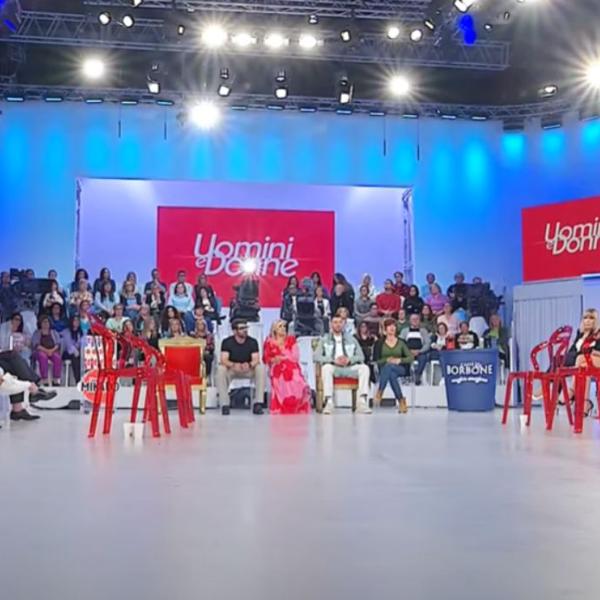 Perché “Uomini e Donne” non va in onda oggi 27 maggio 2024? Il dating show ricomincia a settembre