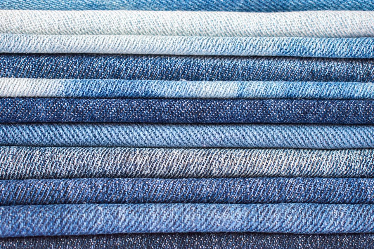 Che tessuto è il denim? Ecco perché il 2024 lo consacra come protagonista di sperimentazioni inedite