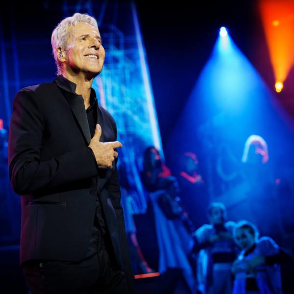 Claudio Baglioni su Lampedusa: “Basta campagna elettorale sui migranti, la storia ci mette il conto davanti”, e sul palco porta i colori dell’Ucraina | VIDEO