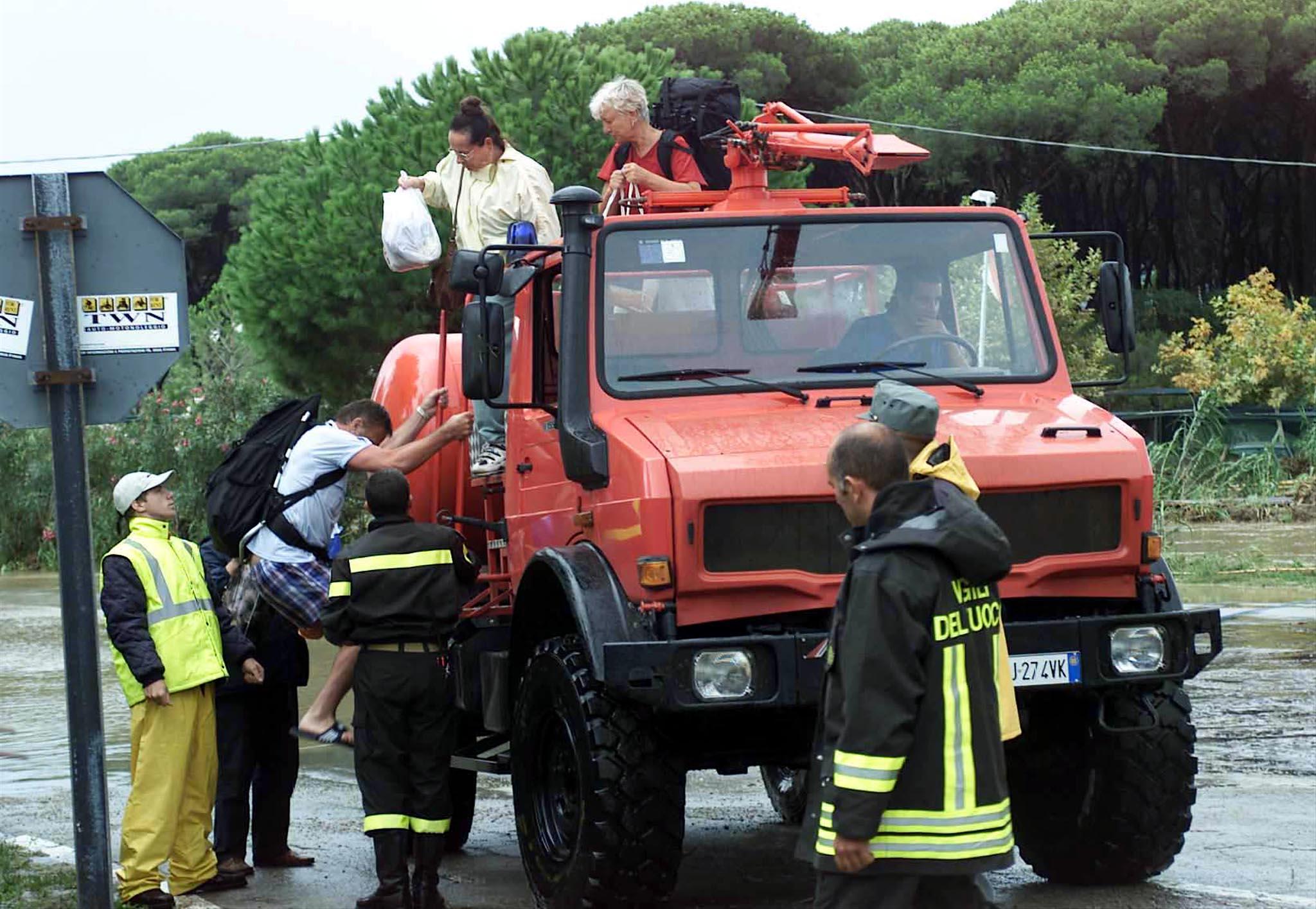 Isola d’Elba, nubifragio colpisce i comuni di Porto Azzurro e Rio Marina: strade e case allagate. Persone intrappolate