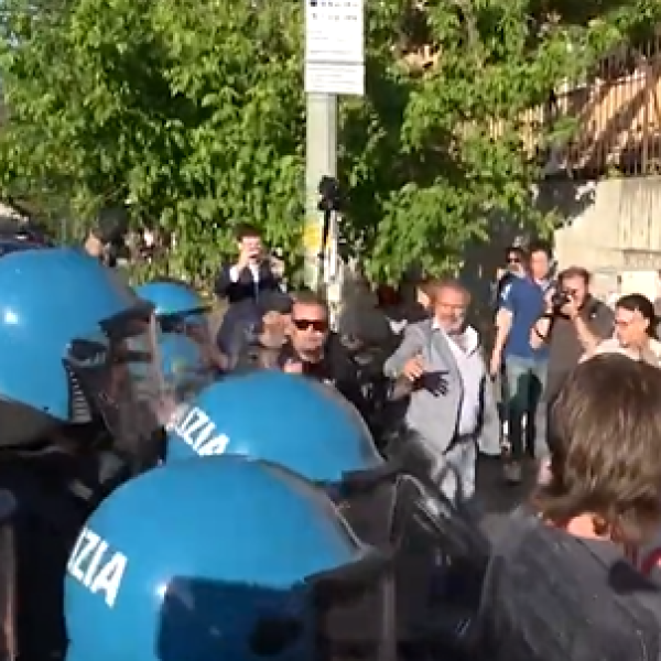 Tensioni tra la Polizia e manifestanti pro-Palestina alla Sapienza dopo l’intervento del Presidente Mattarella | VIDEO