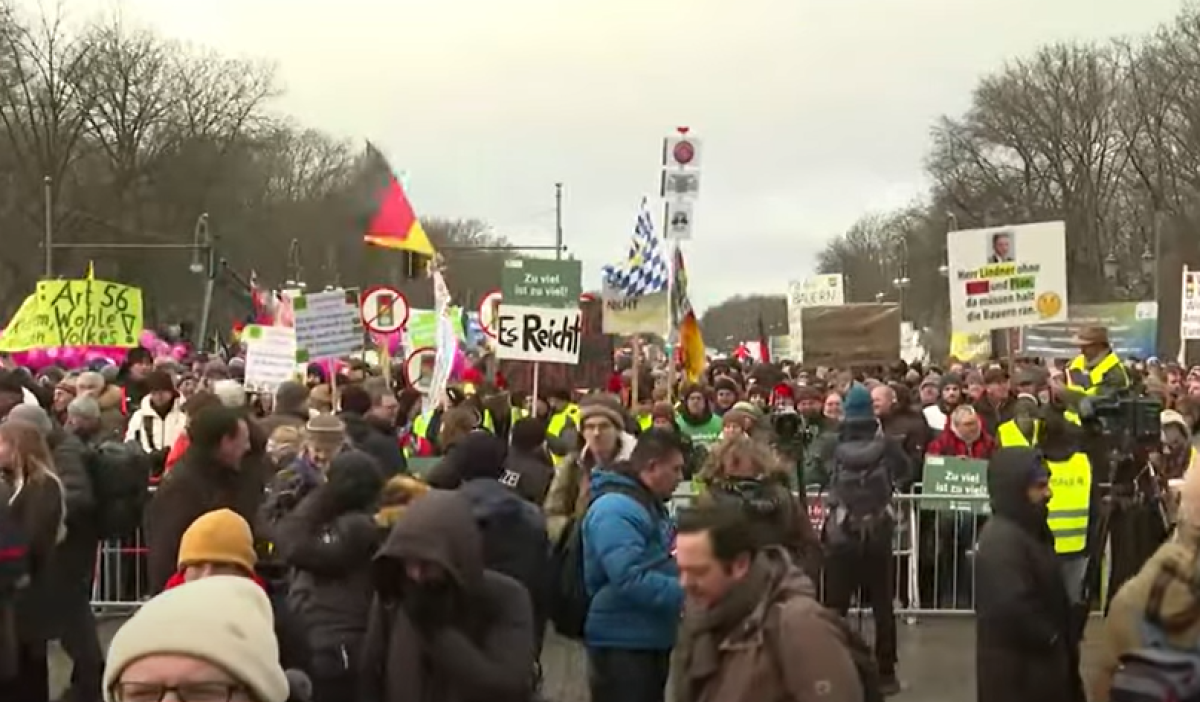 Germania, continuano le proteste degli agricoltori. Migliaia di trattori bloccano Berlino