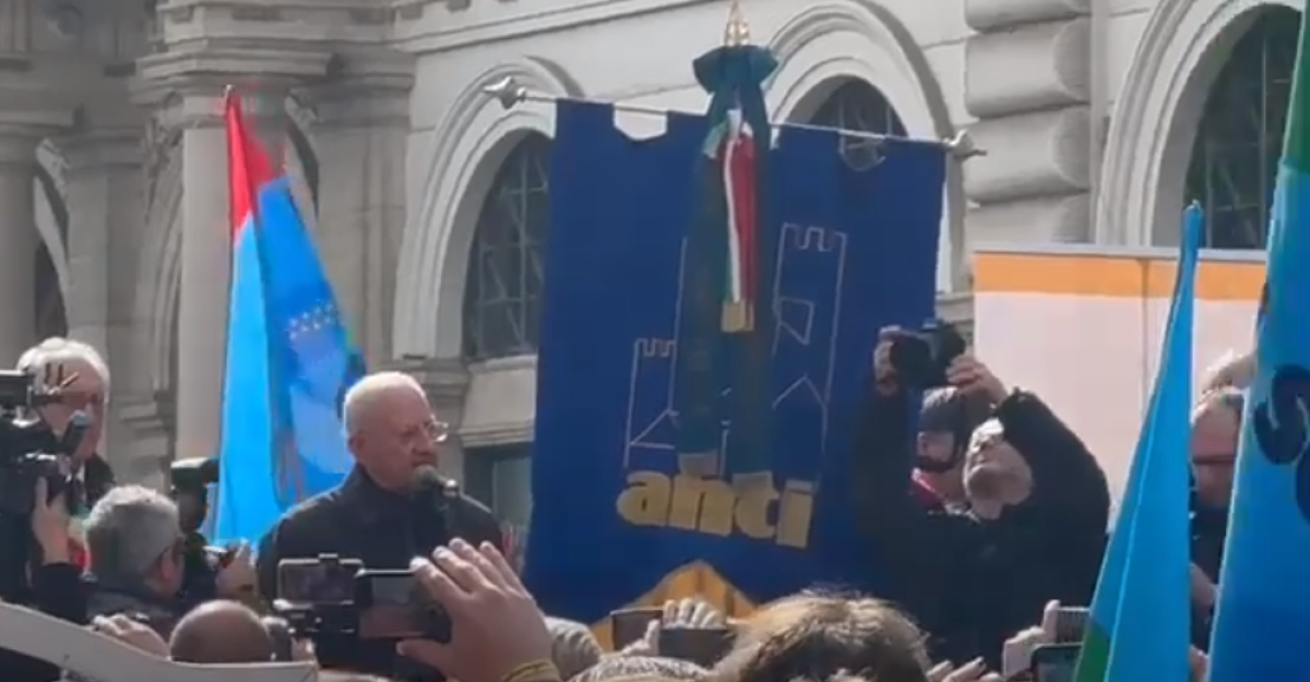 Autonomia differenziata, i sindaci del Sud in piazza a Roma con De Luca. Il presidente della Regione Campania: “Siamo per l’unità d’Italia”. Tensioni con la polizia | VIDEO