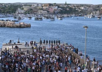 Lampedusa, nella notte ancora arrivi: sbarcati 233 migranti. In giornata attese Meloni e von der Leyen