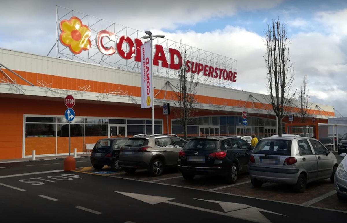 Urbino, aggressione al titolare di un supermercato Conad: prima inv…