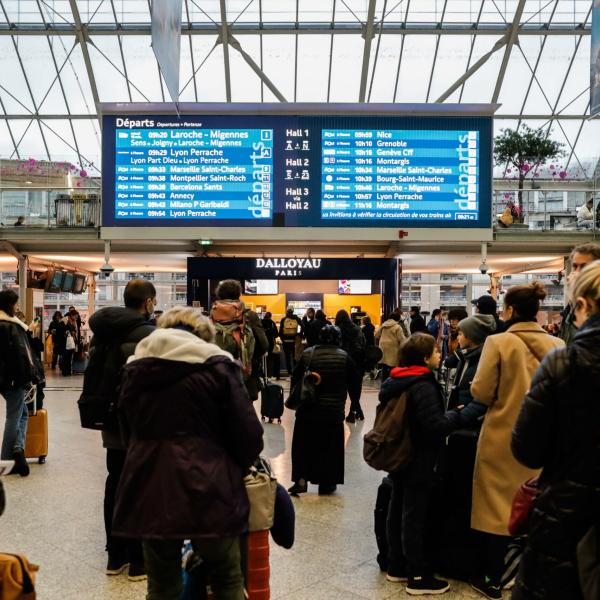 Parigi, attacco alla Gare de Lyon: 3 persone accoltellate. Arrestato uomo “con documento italiano”