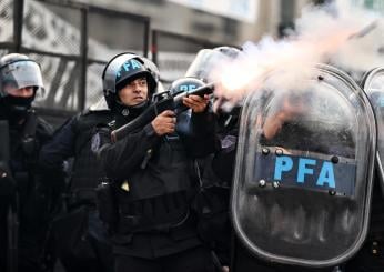 Argentina, migliaia di persone in strada contro il pacchetto di riforme di Milei: manifestanti con molotov contro la polizia, risposta con gas lacrimogeni e idranti | VIDEO