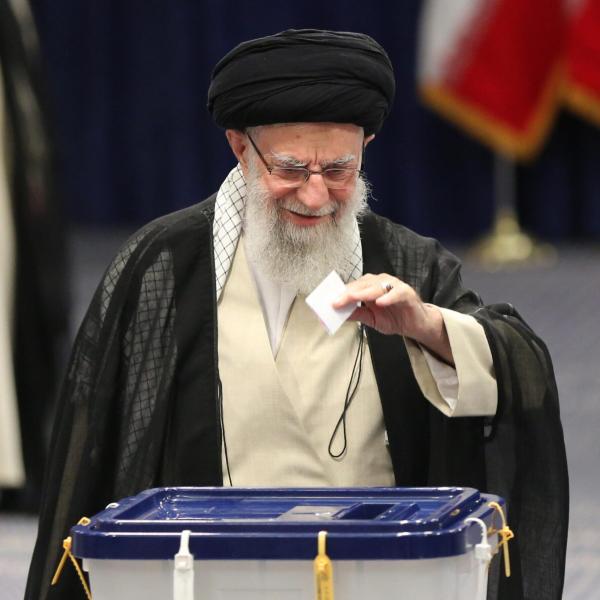 Elezioni in Iran 2024, l’ayatollah Khamenei va a votare: “Oggi è un giorno di felicità per la Repubblica Islamica, venite alle urne”