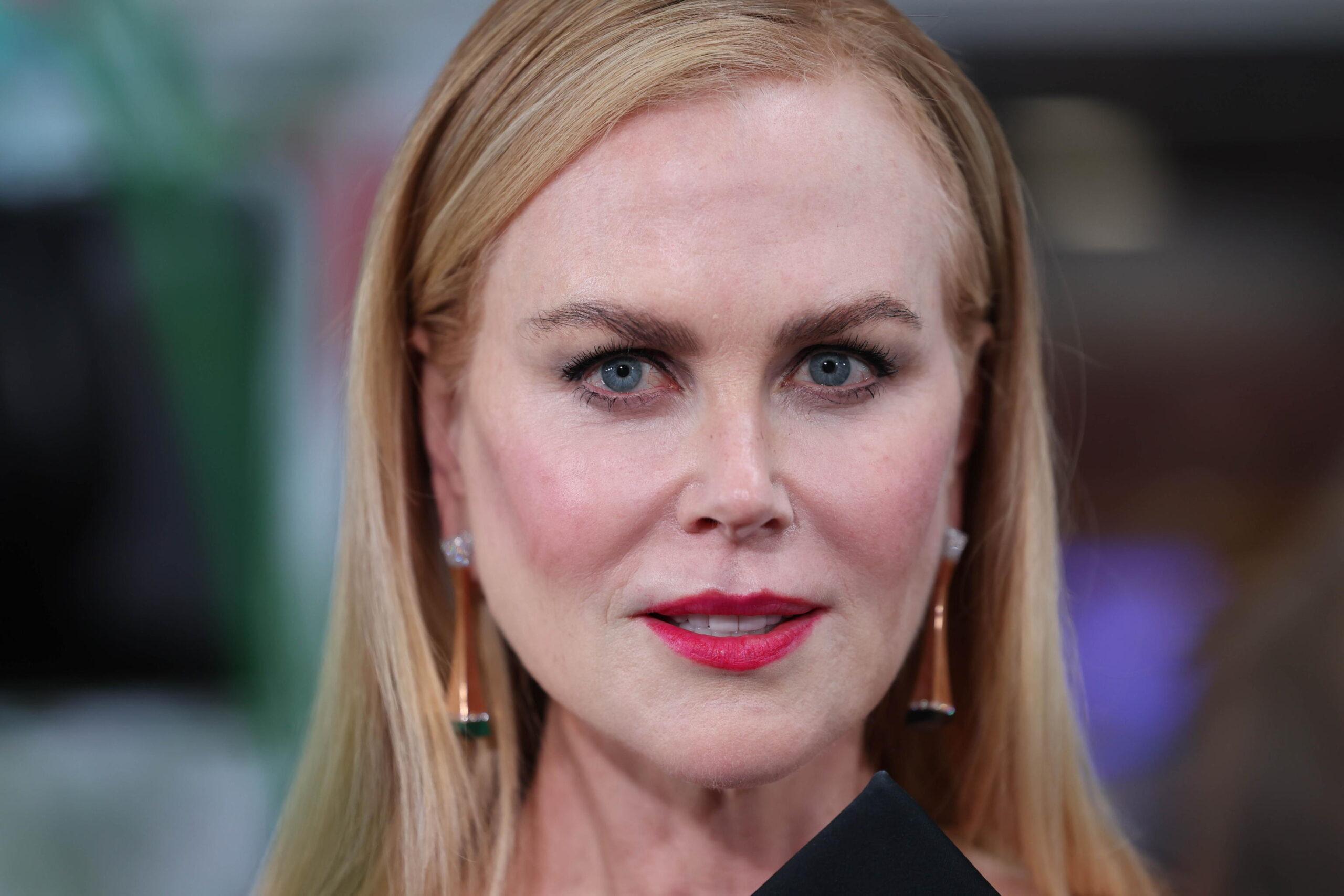 Nicole Kidman e Salma Hayek, tensione sul red carpet della Paris Fashion Week/ VIDEO