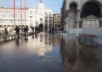 Venezia, la tempesta si abbatte sulla città lagunare. Il Mose la salva dall’acqua alta