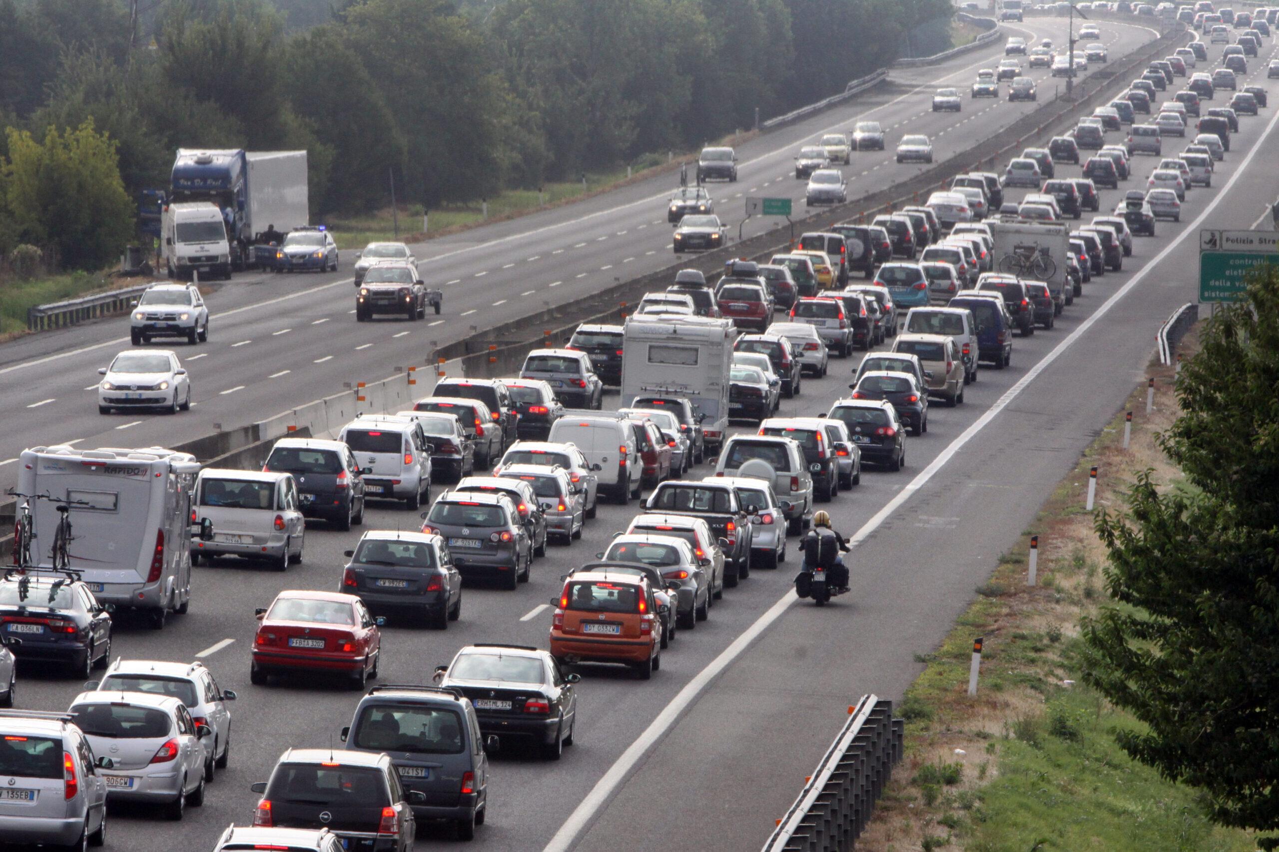 Previsioni traffico ponte 25 aprile 2023: le giornate da bollino rosso e i consigli per viaggiare in sicurezza