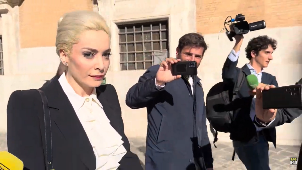 Marta Fascina per il secondo giorno di fila a Montecitorio: l’arrivo con Galliani e il no comment alla stampa | VIDEO