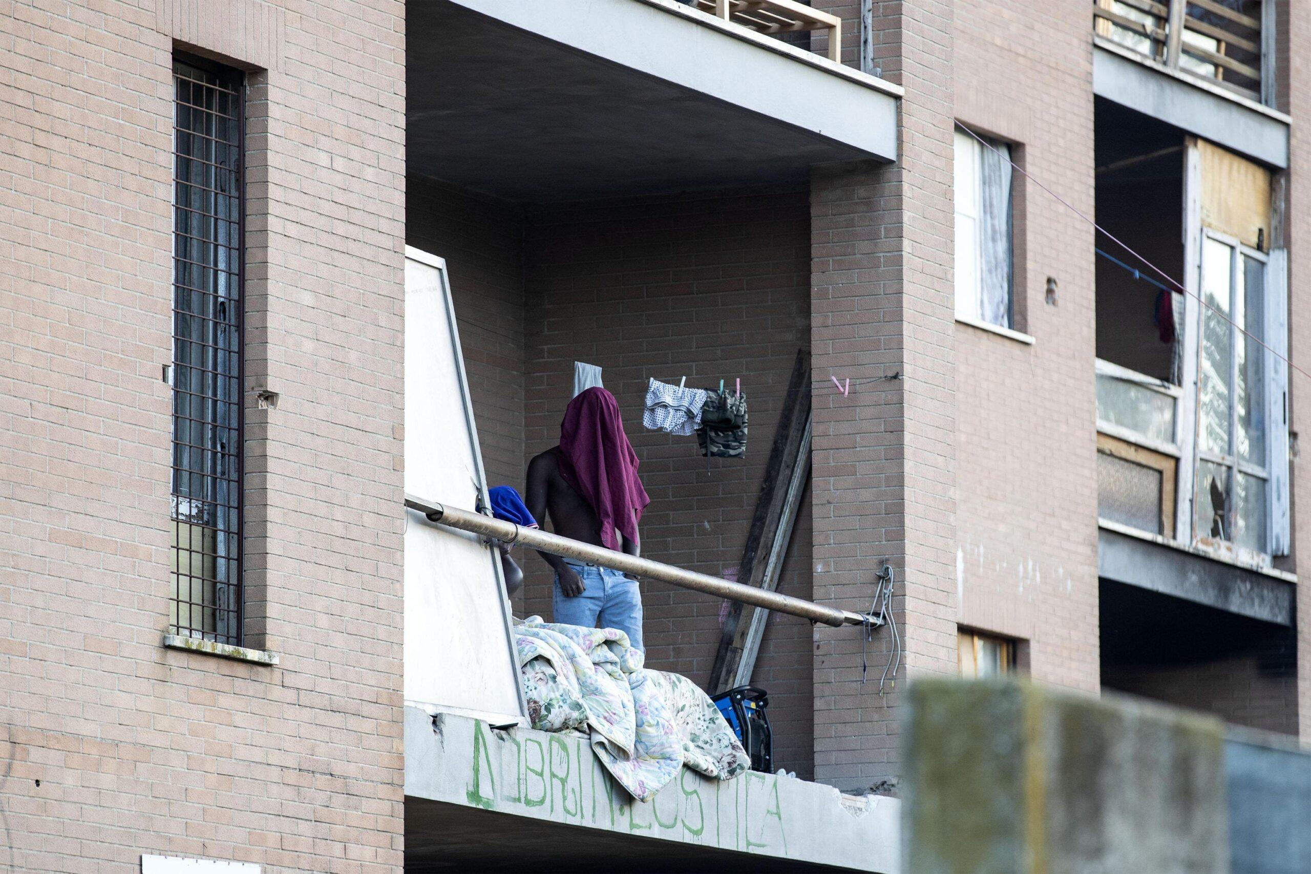 Roma, la rabbia dei cittadini per il palazzo occupato di via Costi a Tor Sapienza: “Degrado e furti, siamo esasperati” | VIDEO