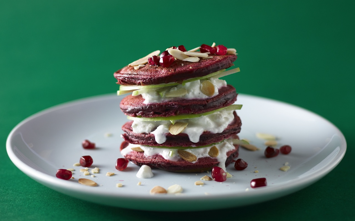 Pancakes alla barbabietola: l’idea perfetta per la colazione di Pasqua