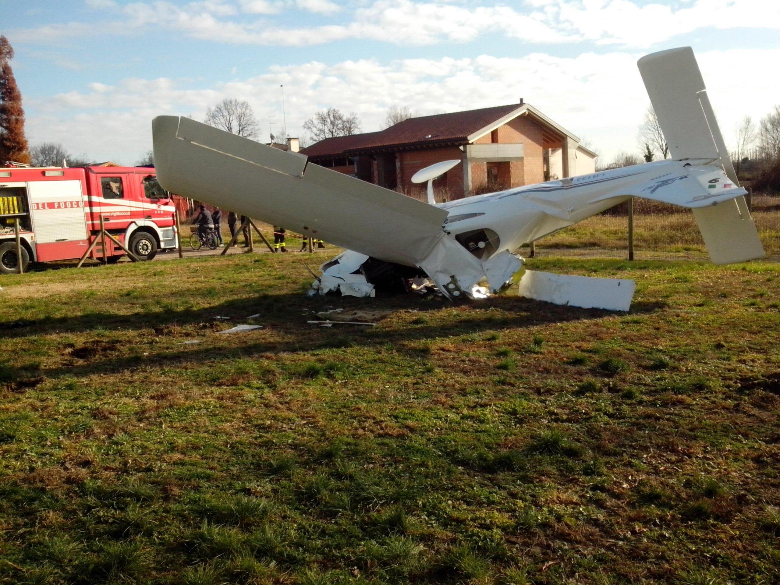 Velivolo Piper precipita in un canale a Cellole, nel casertano: due morti