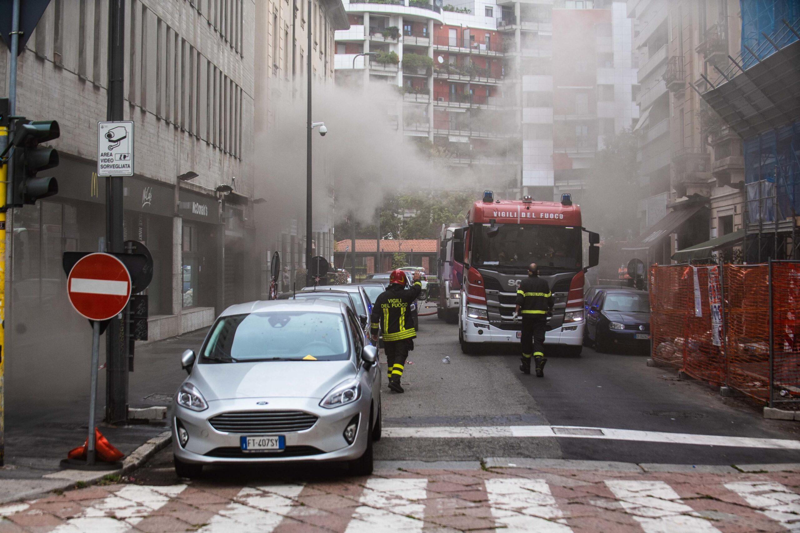 Incendio oggi alla discoteca Lime di Milano in Corso Lodi, apprensione per fiamme e fumo denso | VIDEO