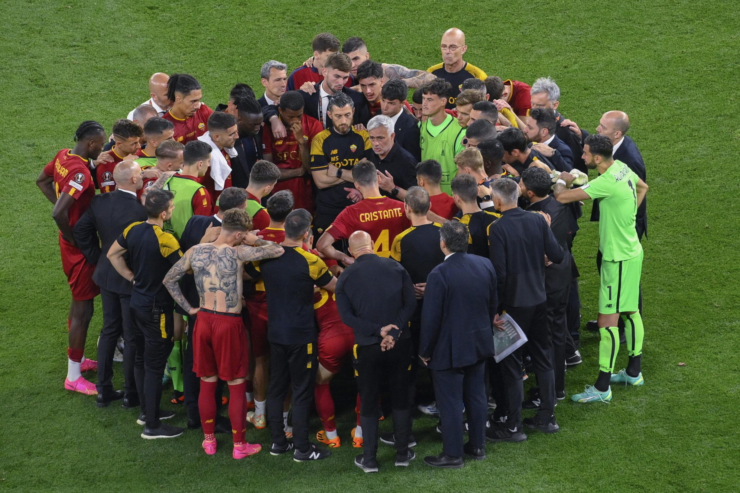 Mourinho resta alla Roma, il discorso da brividi alla squadra dopo la finale: “Sto qua per voi” | VIDEO