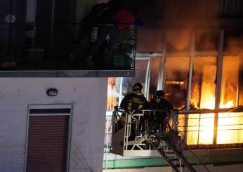 Incendio Massa, evacuati abitanti di un palazzo in centro. Tratti i…