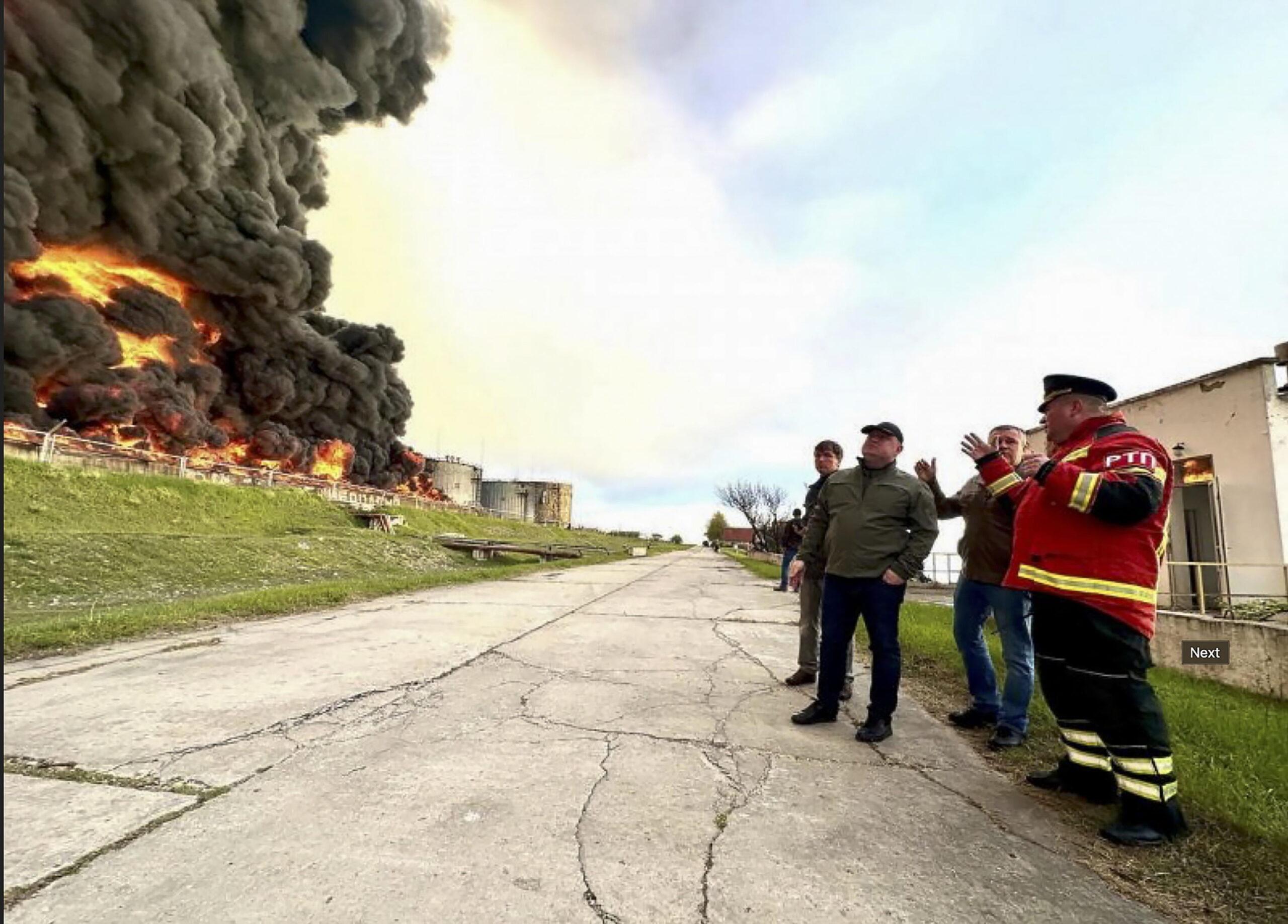 Mentre pulisce il terreno, appicca un incendio e muore. La vittima è un uomo di 71 anni