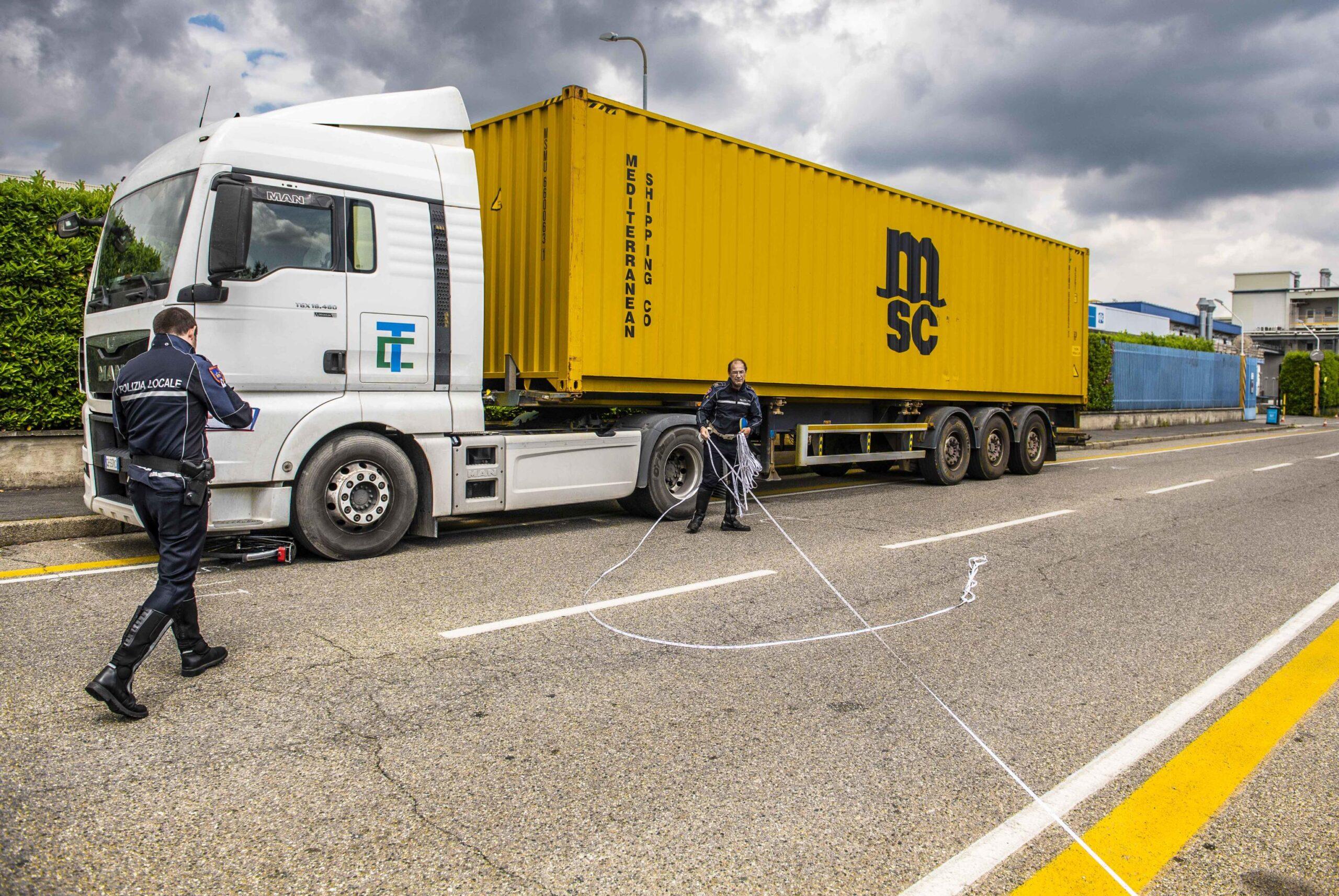 Incidente a Trento 12 settembre 2023: un camion si ribalta sulla SS47 e blocca il traffico