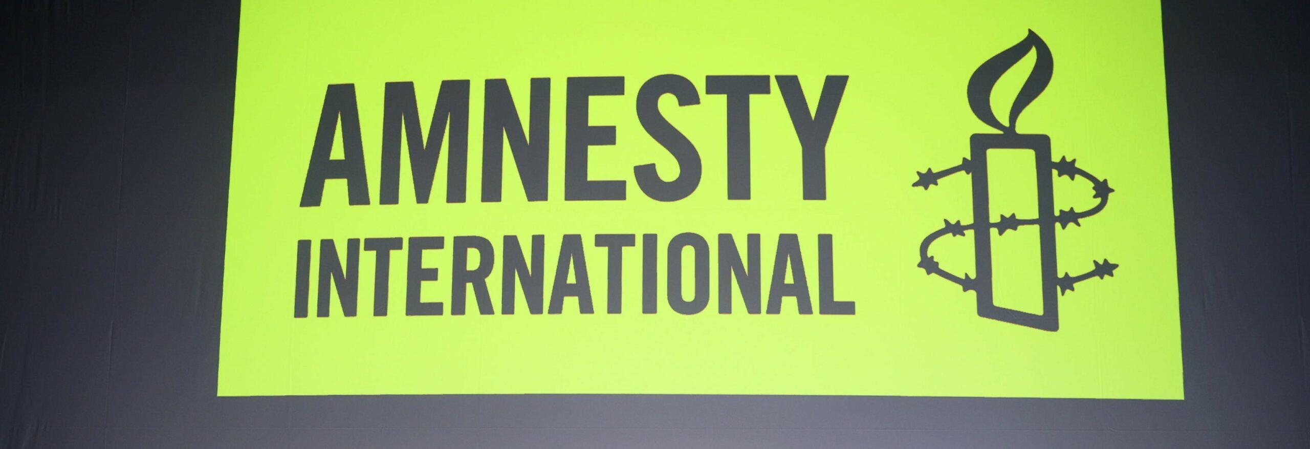 Amnesty International Italia accusata di aver strappato un volantino con i volti di ostaggi israeliani. Scoppia la bufera, Riccardo Noury “Infondate e vergosnose”