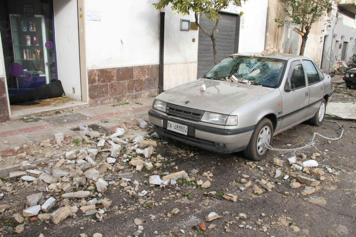 Bari, anziani precipitano dal balcone a Toritto: entrambi sono in ospedale, indagini in corso