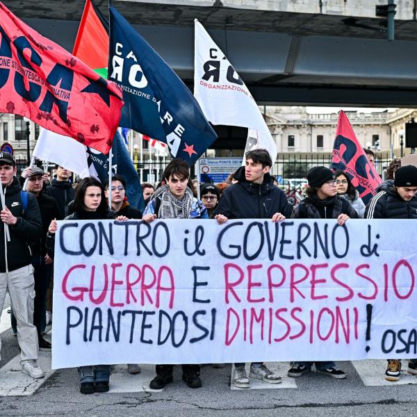 Genova, studenti e portuali contestano Salvini e Piantedosi all’apertura del cantiere per il tunnel subportuale