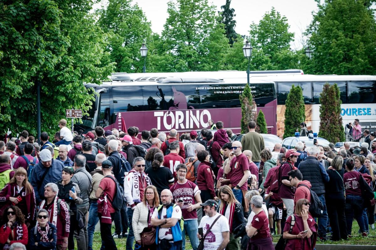 Torino, video shock durante l’omaggio a Superga: i giocatori sul pullman insultano i tifosi granata