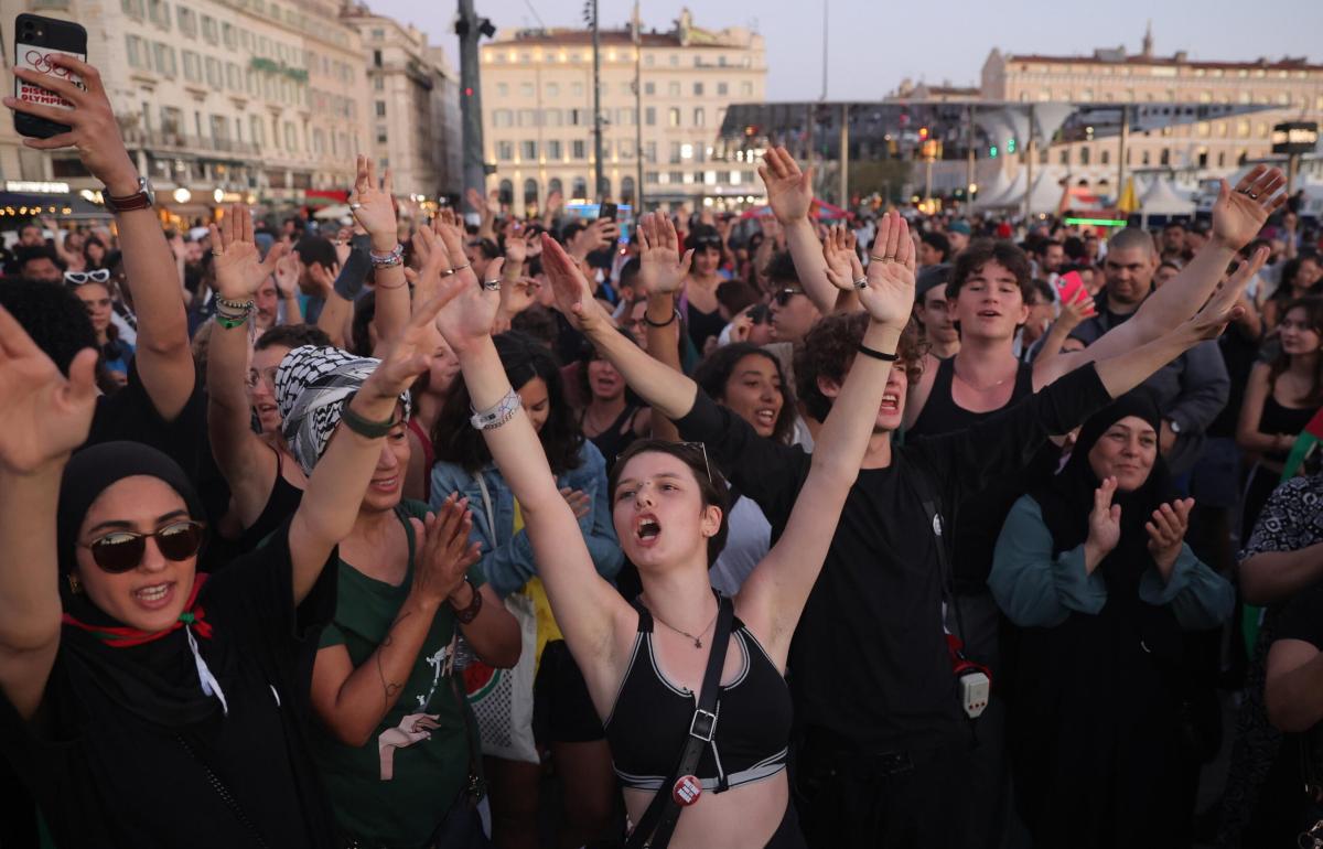 Elezioni in Francia 2024, in corso lo spoglio: primo il Nuovo Fronte Popolare, secondo Macron e terzo RN. Nessuno ha la maggioranza assoluta, beghe tra centristi e sinistra radicale