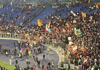 Roma-Lazio, Mancini e Dybala festeggiano la vittoria del derby fra i tifosi: bagno di folla per i due calciatori giallorossi | VIDEO