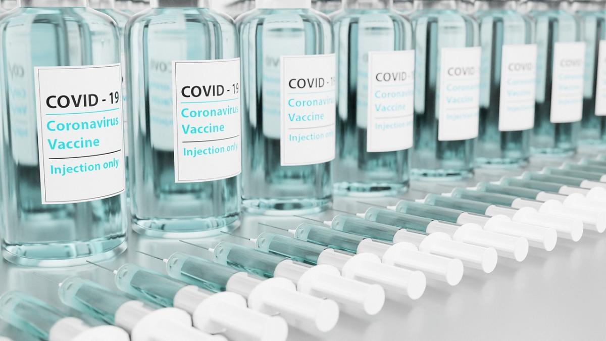 Campagna vaccini anti-Covid 2023-2024 al via: per chi è raccomandata