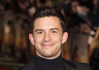 Jonathan Bailey di Bridgerton in Fellow Travelers, la serie tv con protagonista Matt Bomer