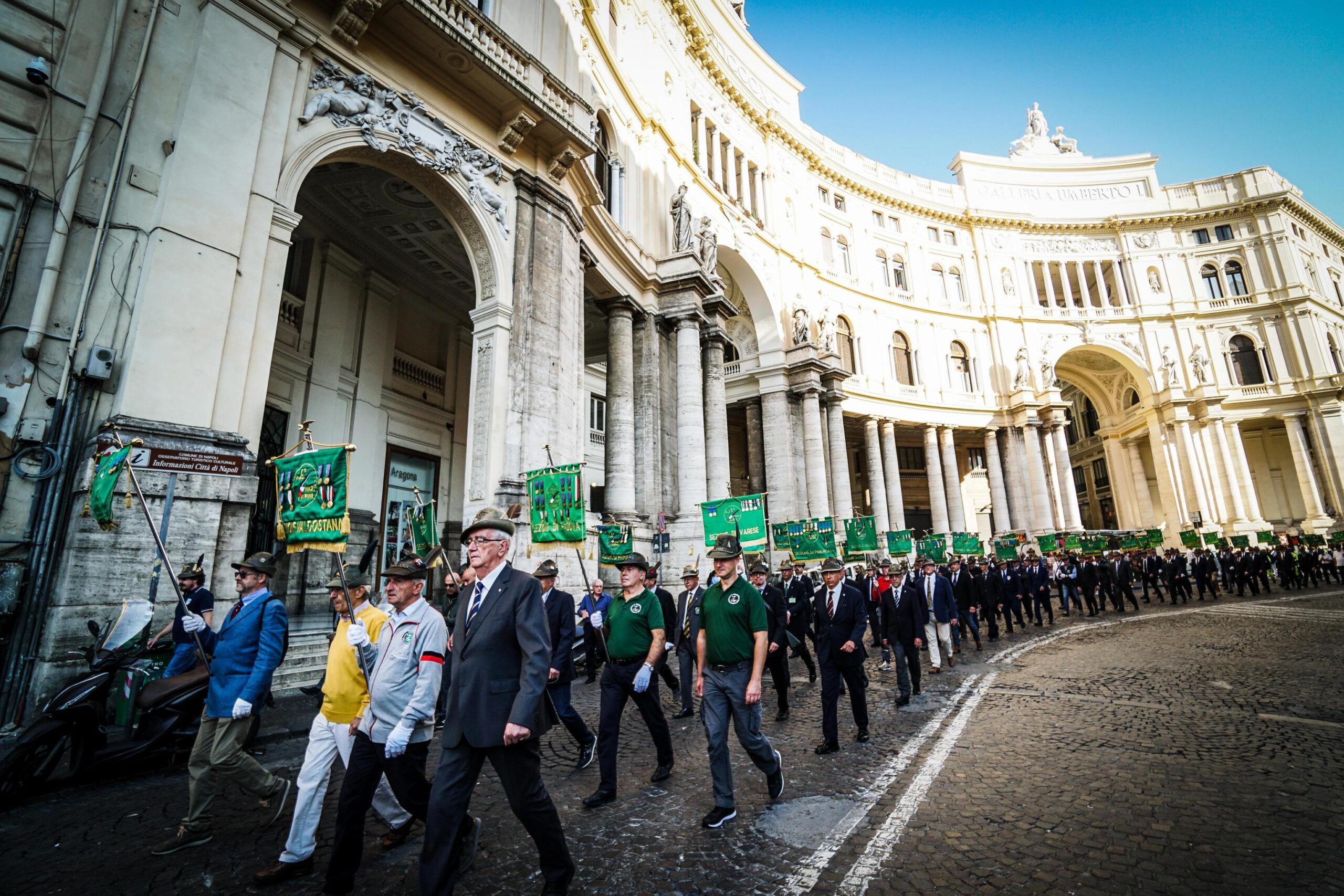 Gli Alpini lanciano un manuale e un manifesto contro le molestie dopo le accuse all’adunata di Rimini