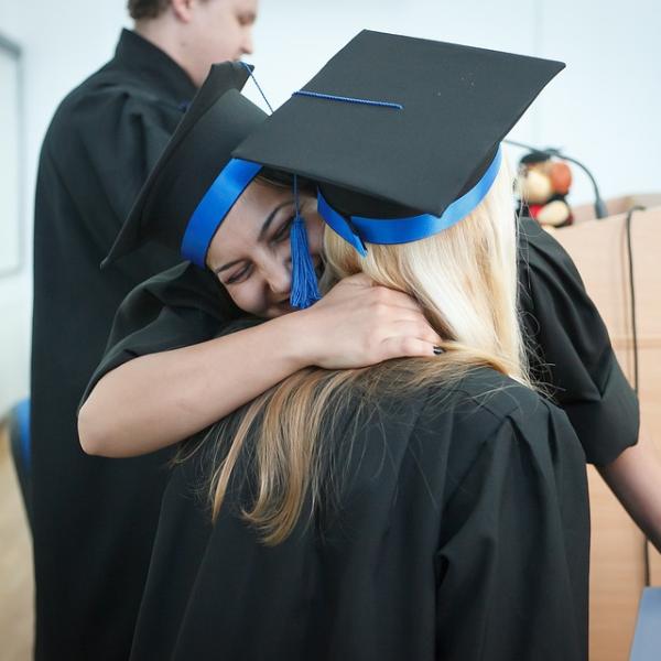 Come vestirsi per una festa di laurea? Laureanda e invitata