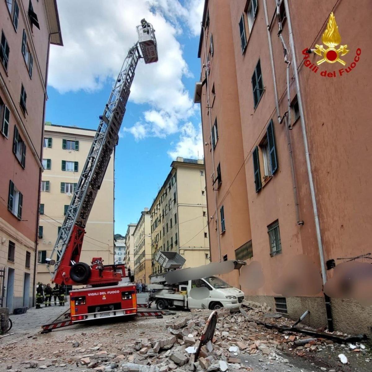 Genova, crolla il tetto di una palazzina a San Teodoro: evacuati i …