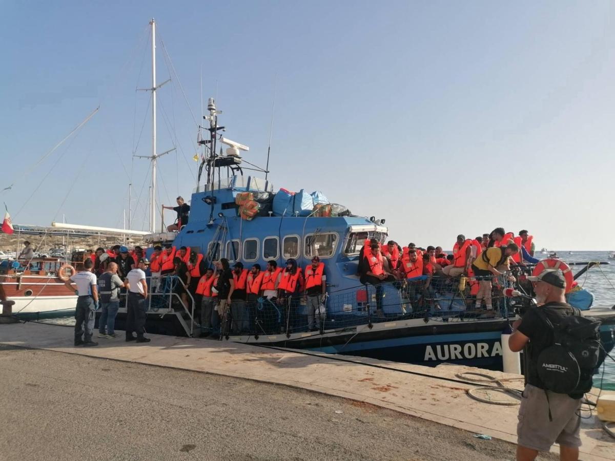 Migranti, nave Sea Watch in fermo per 20 giorni: “Sbarcati senza pe…