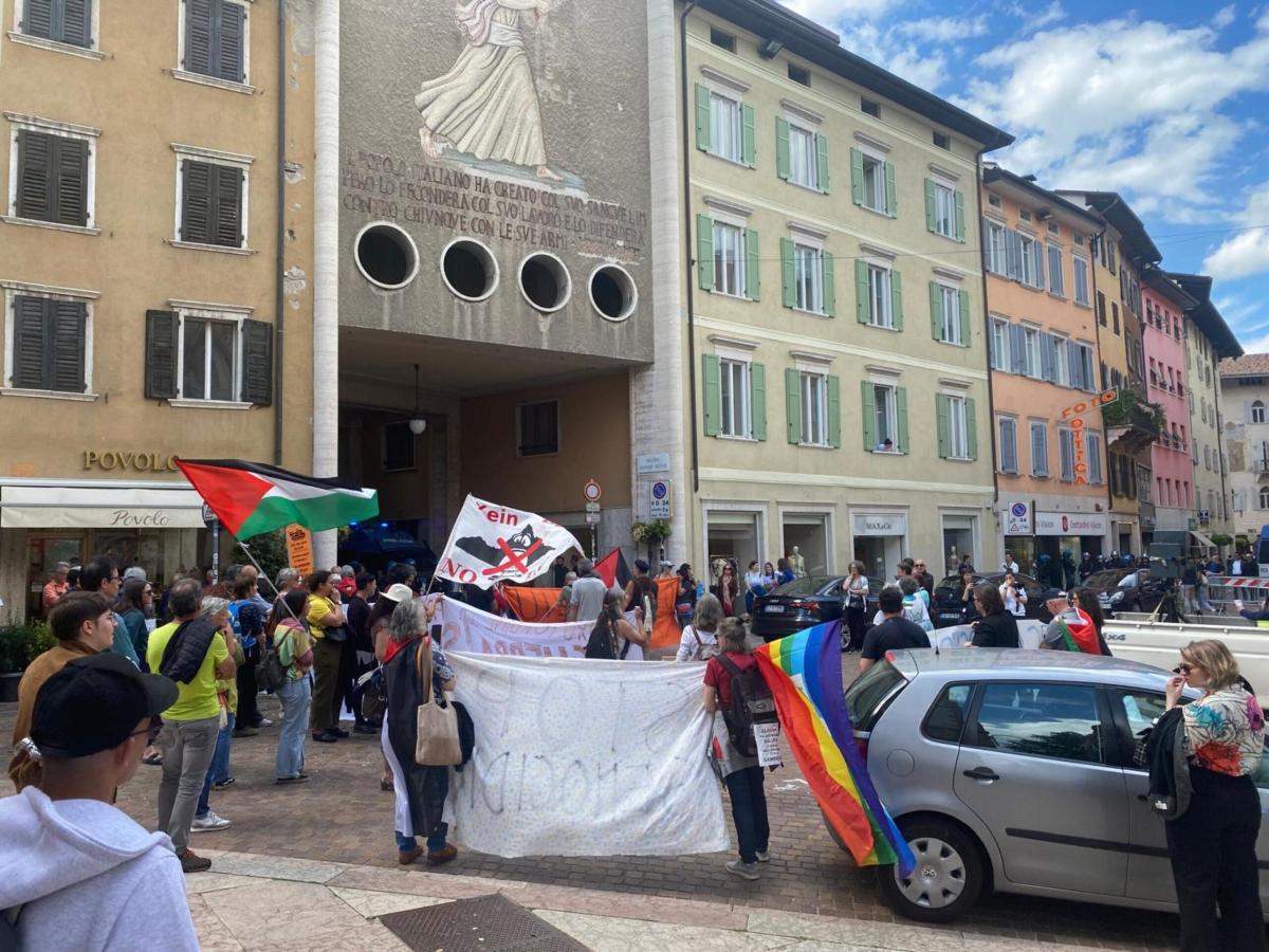 Festival dell’economia di Trento, ancora contestazioni per la ministra Roccella: “Ostilità contro il mondo della maternità”. Critiche del collettivo Intifada contro la ministra Bernini