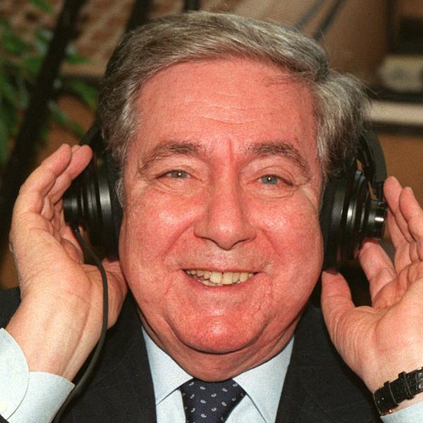 Corrado Mantoni, 25 anni fa la morte: l’annuncio in radio della fine della Seconda Guerra mondiale, l’incidente stradale che lo segnò. L’ultima apparizione in tv nel 1997