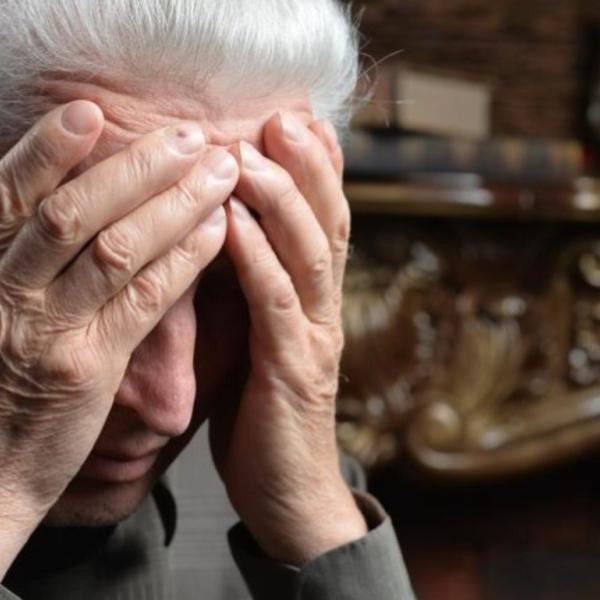 L’abuso di alcol aumenta il rischio di Alzheimer e Parkinson, i risultati di un nuovo studio