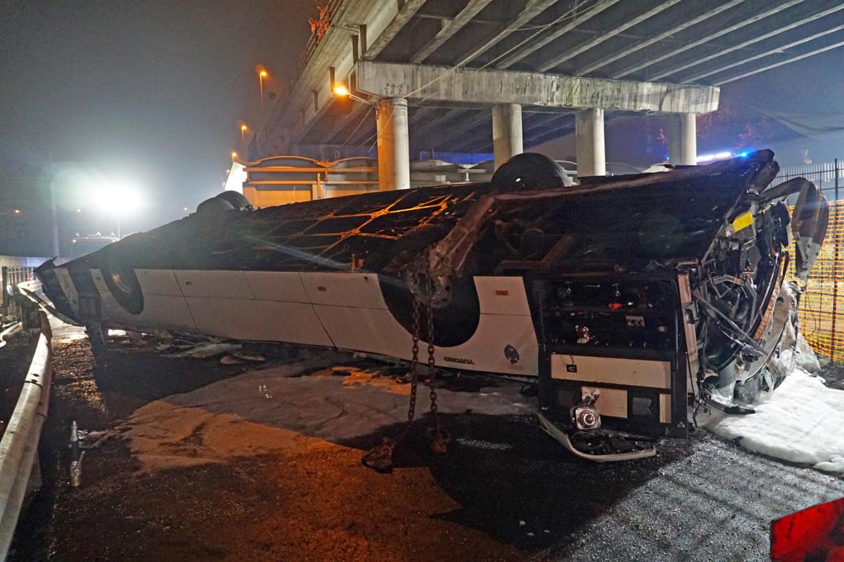 Disastro Mestre, è della cinese Yutong l’autobus precipitato dal cavalcavia