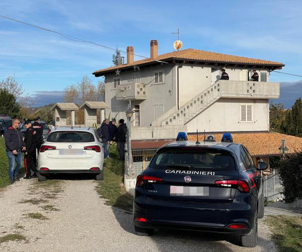 Emanuela Massicci, uccisa dal marito con i due figli in casa: lui ha tentato il suicidio