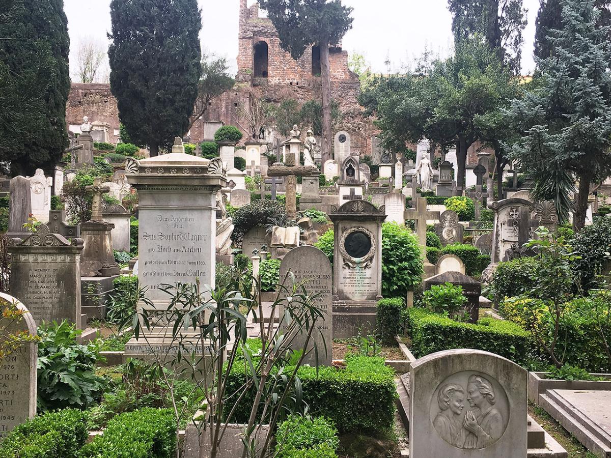 Caos cimiteri a Roma: depositi pieni e stop alle cremazioni