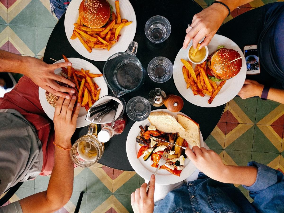 Perché mangiando alcuni alimenti aumenta la fame?